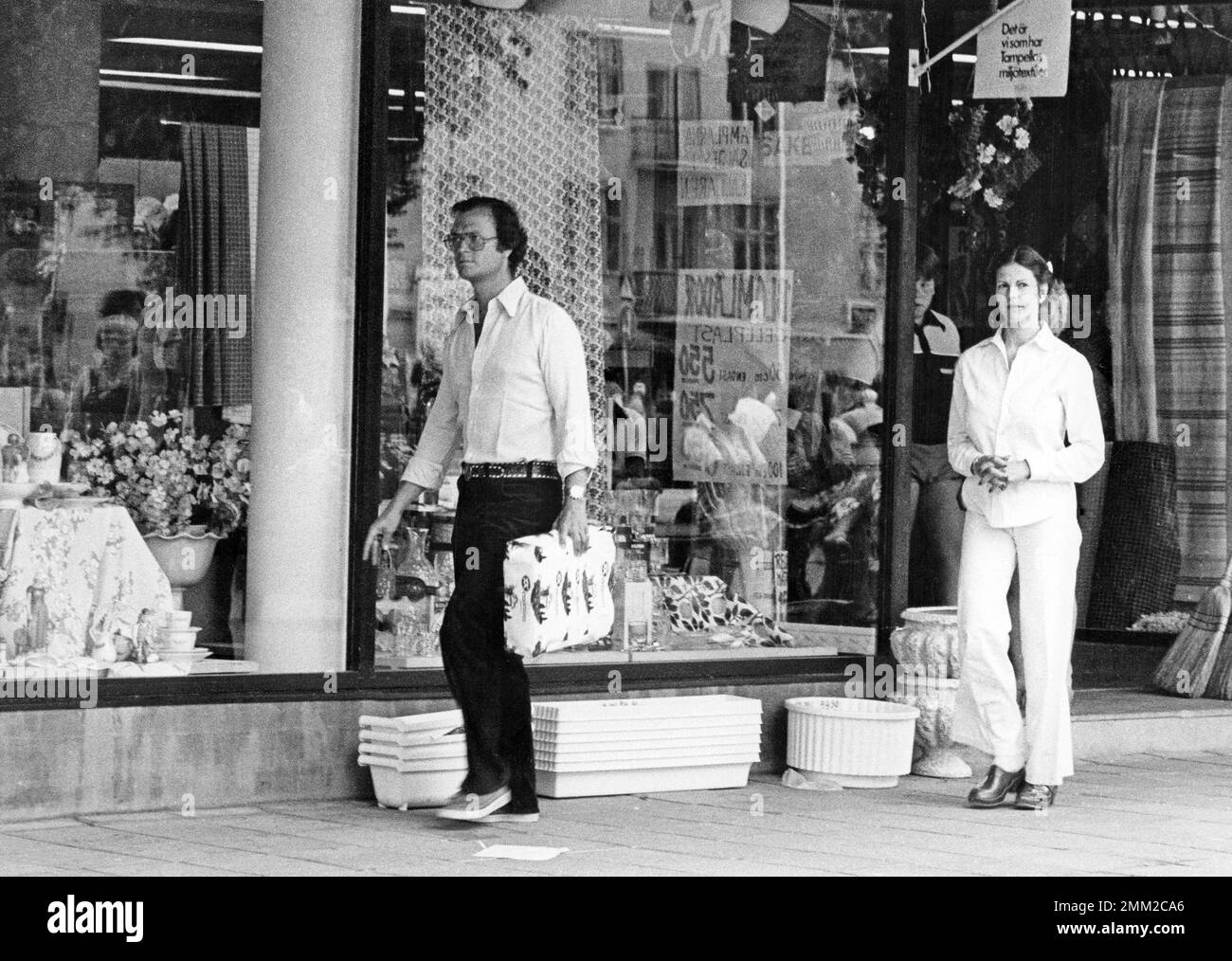 Re Carlo XVI Gustaf di Svezia e moglie Regina Silvia nella foto 1979 su una strada a Bornholm Öland. Foto Stock