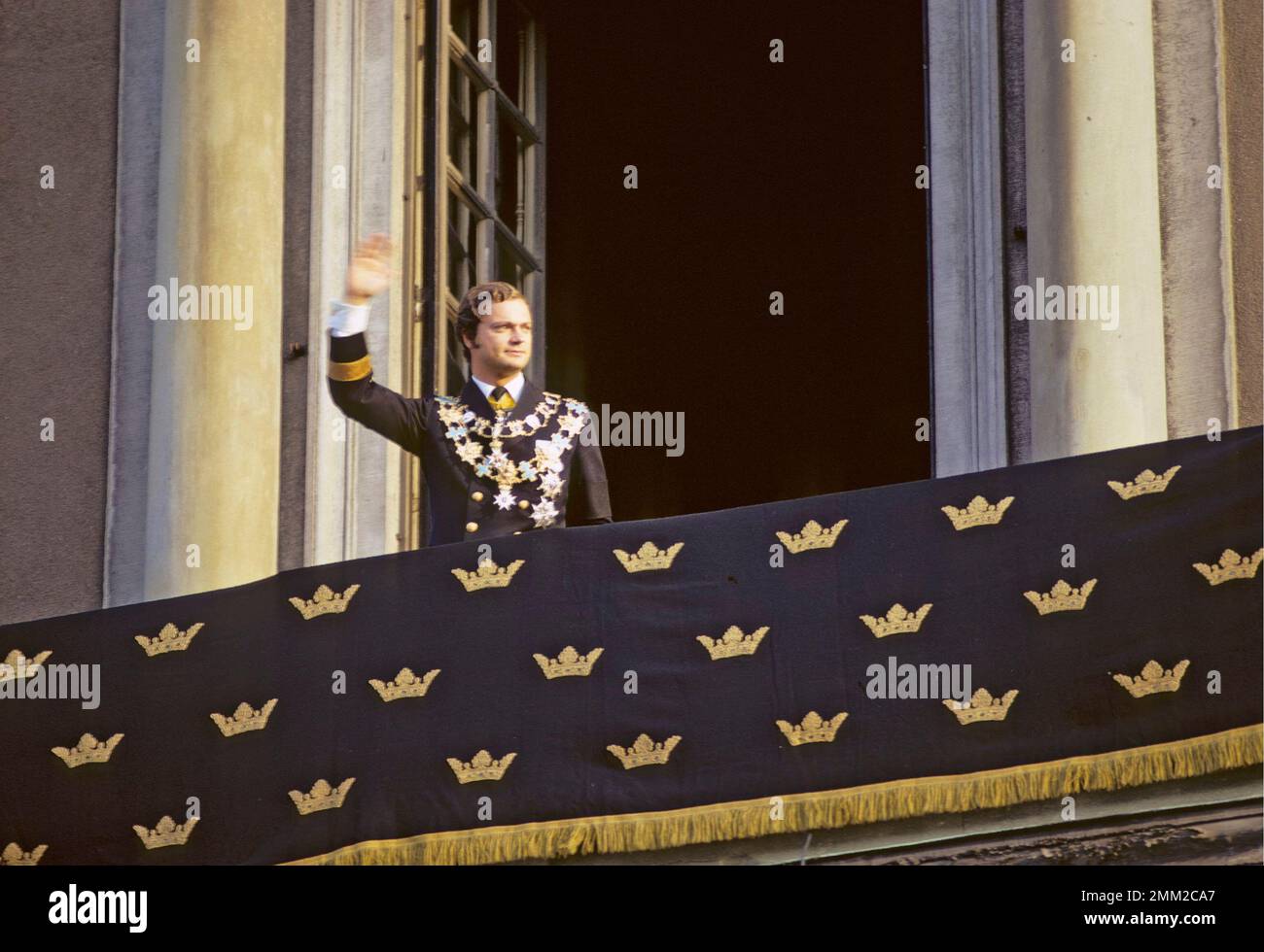 Carl XVI Gustaf, re di Svezia. Nato il 30 aprile 1946. Mercoledì 19 settembre 1973, il nuovo re giurò il giuramento reale davanti al governo nella camera del consiglio. Comparve poi davanti al Riksdag, al corpo diplomatico e alla Corte nel Rikssalen al Palazzo reale. Lì, secondo la tradizione, diede un discorso commemorativo per il monarca deceduto. Il Consiglio e la cerimonia del Rikssalen sono stati trasmessi in diretta in TV. Più di 25.000 persone si erano riunite a Norrbro per rendere omaggio e ricevere il nuovo reggente, Carl XVI Gustaf. Il re adottò "per la Svezia - nel tempo" come l'electio Foto Stock