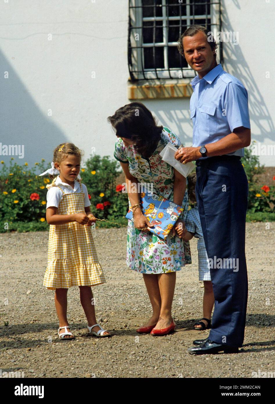 Carl XVI Gustaf, re di Svezia. Nato il 30 aprile 1946. Il re Carlo XVI Gustaf Regina Silvia i loro figli, principessa corona Victoria, principe Carl Philip, nella foto al castello di Solliden Öland in occasione delle celebrazioni per il compleanno di Victorias 1982. Foto Stock