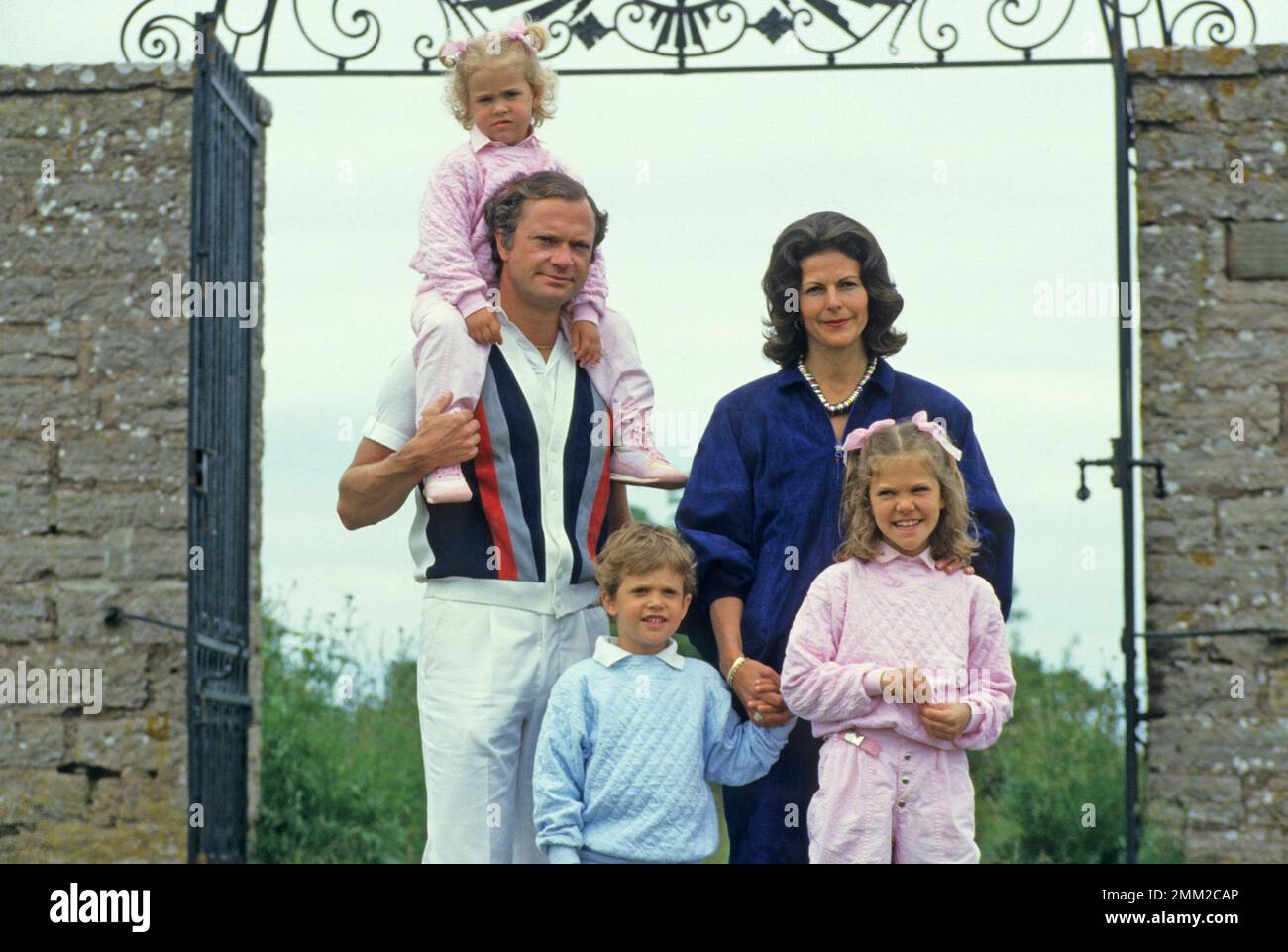 Carl XVI Gustaf, re di Svezia. Nato il 30 aprile 1946. Il re Carlo XVI Gustaf Regina Silvia i loro figli, principessa Madeleine, principessa corona Victoria, principe Carl Philip, sull'isola Öland 1985. Foto Stock