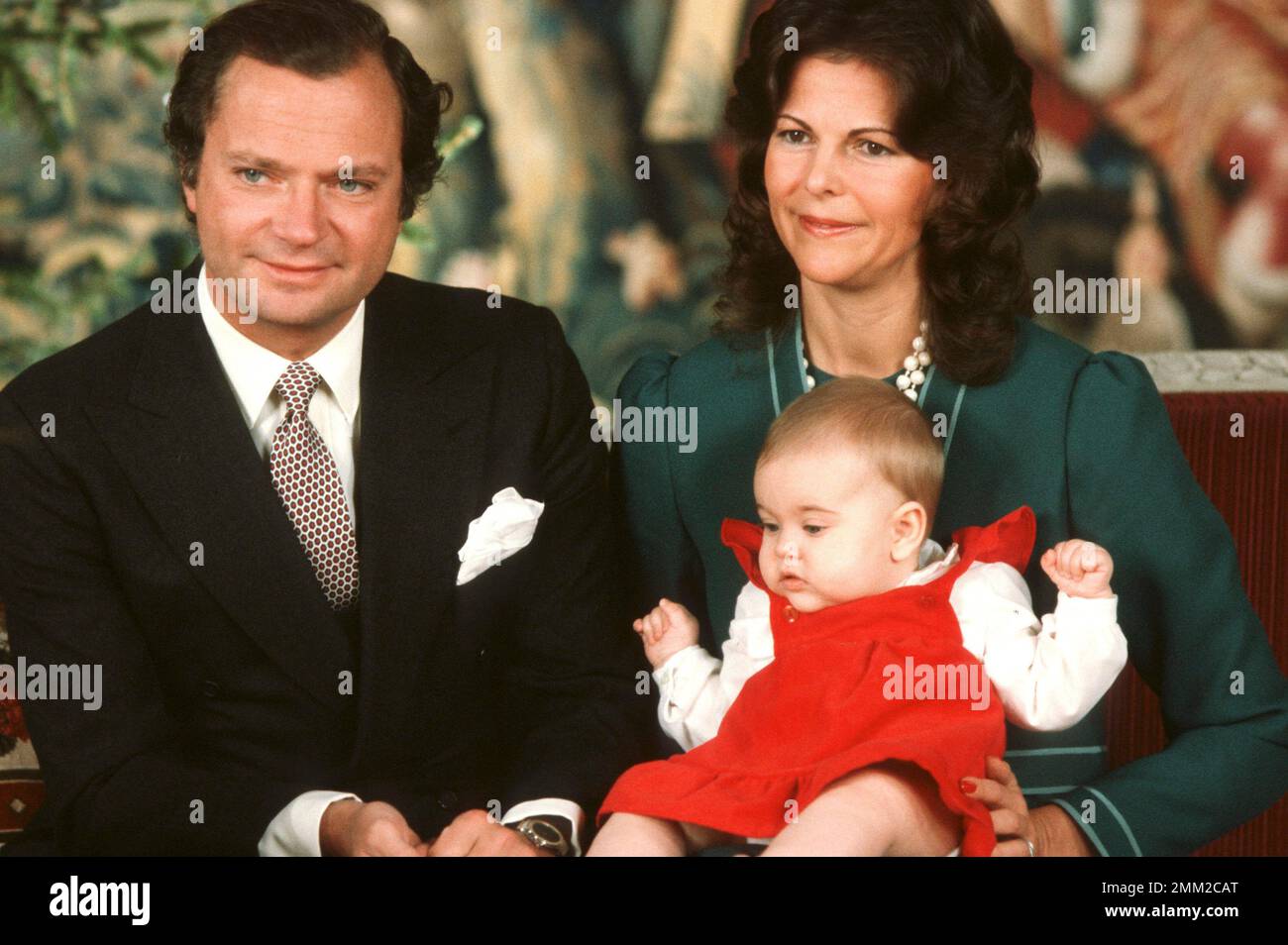 Carl XVI Gustaf, re di Svezia. Nato il 30 aprile 1946. Raffigurato con la regina Silvia con la principessa Madeleine nel dicembre 1982. Foto Stock