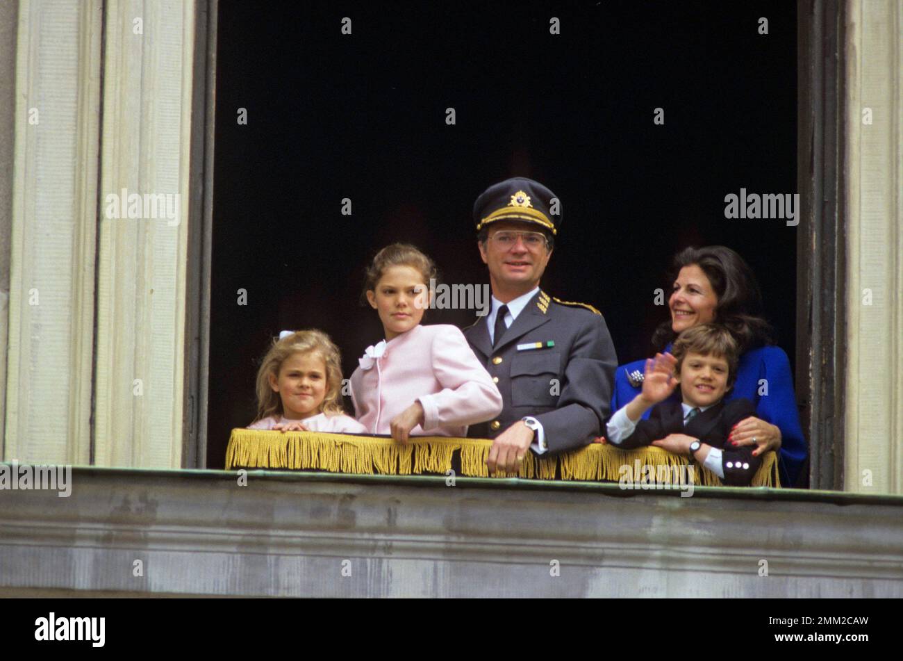 Carl XVI Gustaf, re di Svezia. Nato il 30 aprile 1946. Il re Carlo XVI Gustaf Regina Silvia i loro figli, la principessa Madeleine, la principessa corona Victoria, il principe Carl Philip, in una finestra aperta del castello reale di Stoccolma per celebrare il compleanno del re, 30 aprile 1988. Foto Stock