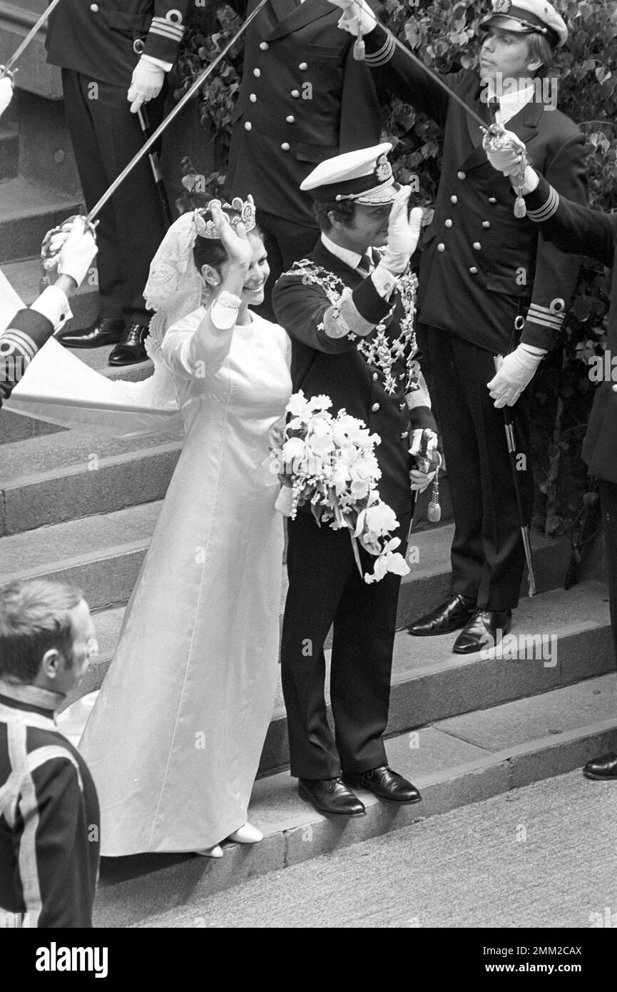 Matrimonio di Carlo XVI Gustaf e Silvia Sommerlath. Carl XVI Gustaf, re di Svezia. Nato il 30 aprile 1946. Il matrimonio 19 giugno 1976. La regina Silvia e il re Carl XVI Gustaf dopo la cerimonia nuziale a Storkyrkan a Stoccolma. rif BV7-3 Foto Stock