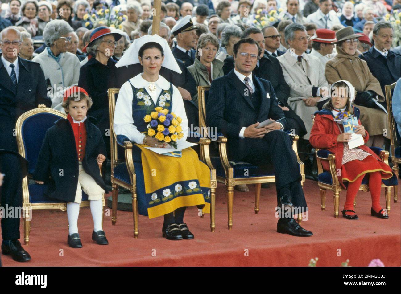 Carl XVI Gustaf, re di Svezia. Nato il 30 aprile 1946. Il re Carlo XVI Gustaf e la regina Silvia con la principessa della corona Victoria e il principe Carl Philip durante le celebrazioni nazionali svedesi Skansen 1985. Foto Stock