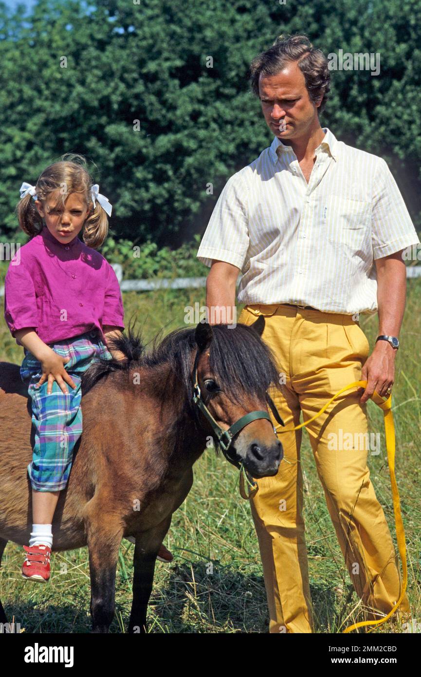 Carl XVI Gustaf, re di Svezia. Nato il 30 aprile 1946. Il re Carlo XVI Gustaf con la principessa corona Victoria, al castello di Solliden Öland in occasione delle celebrazioni per il compleanno di Victorias 1983. Foto Stock
