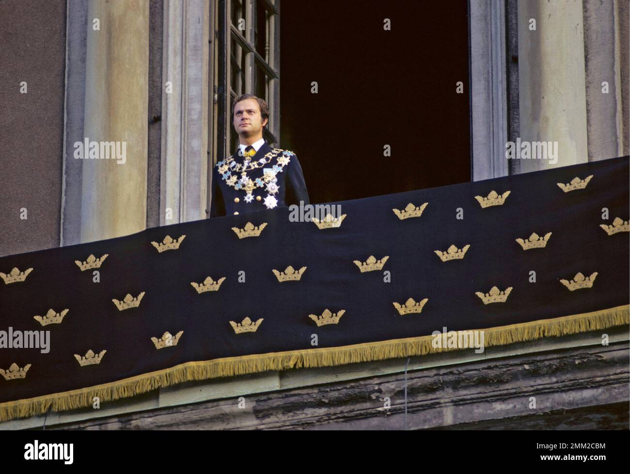 Carl XVI Gustaf, re di Svezia. Nato il 30 aprile 1946. Mercoledì 19 settembre 1973, il nuovo re giurò il giuramento reale davanti al governo nella camera del consiglio. Comparve poi davanti al Riksdag, al corpo diplomatico e alla Corte nel Rikssalen al Palazzo reale. Lì, secondo la tradizione, diede un discorso commemorativo per il monarca deceduto. Il Consiglio e la cerimonia del Rikssalen sono stati trasmessi in diretta in TV. Più di 25.000 persone si erano riunite a Norrbro per rendere omaggio e ricevere il nuovo reggente, Carl XVI Gustaf. Il re adottò "per la Svezia - nel tempo" come l'electio Foto Stock