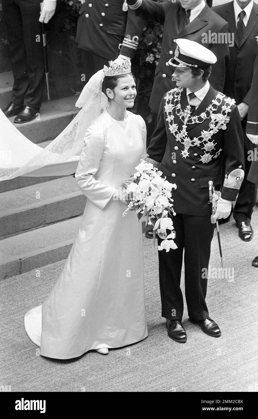Matrimonio di Carlo XVI Gustaf e Silvia Sommerlath. Carl XVI Gustaf, re di Svezia. Nato il 30 aprile 1946. Il matrimonio 19 giugno 1976. La regina Silvia e il re Carl XVI Gustaf dopo la cerimonia nuziale a Storkyrkan a Stoccolma. rif BV7-3 Foto Stock