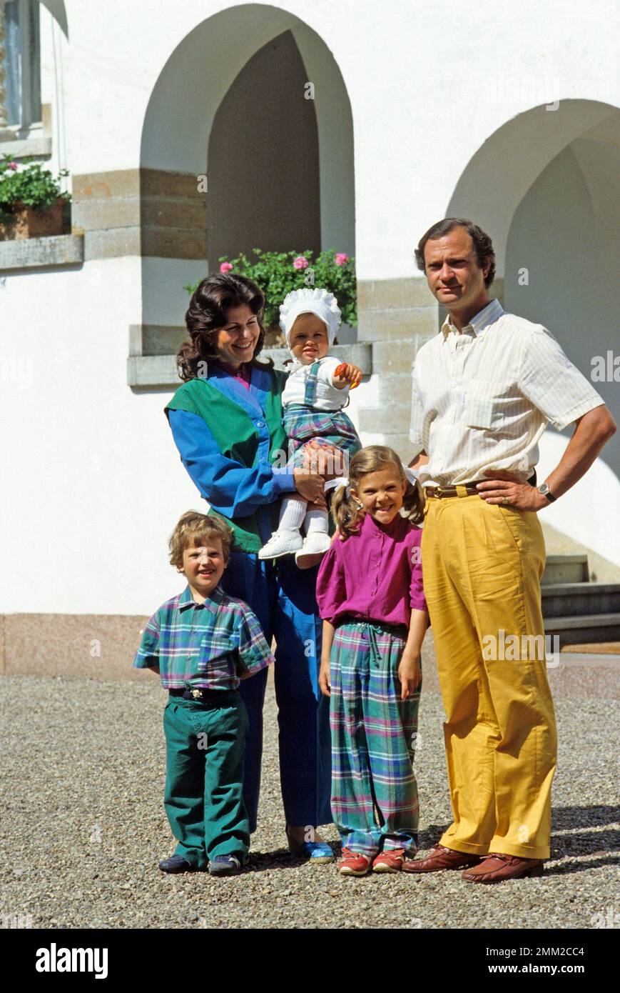 Carl XVI Gustaf, re di Svezia. Nato il 30 aprile 1946. Il re Carlo XVI Gustaf Regina Silvia i loro figli, principessa Madeleine, principessa corona Victoria, principe Carl Philip, nella foto al castello di Solliden Öland in occasione delle celebrazioni per il compleanno di Victorias 1983. Foto Stock