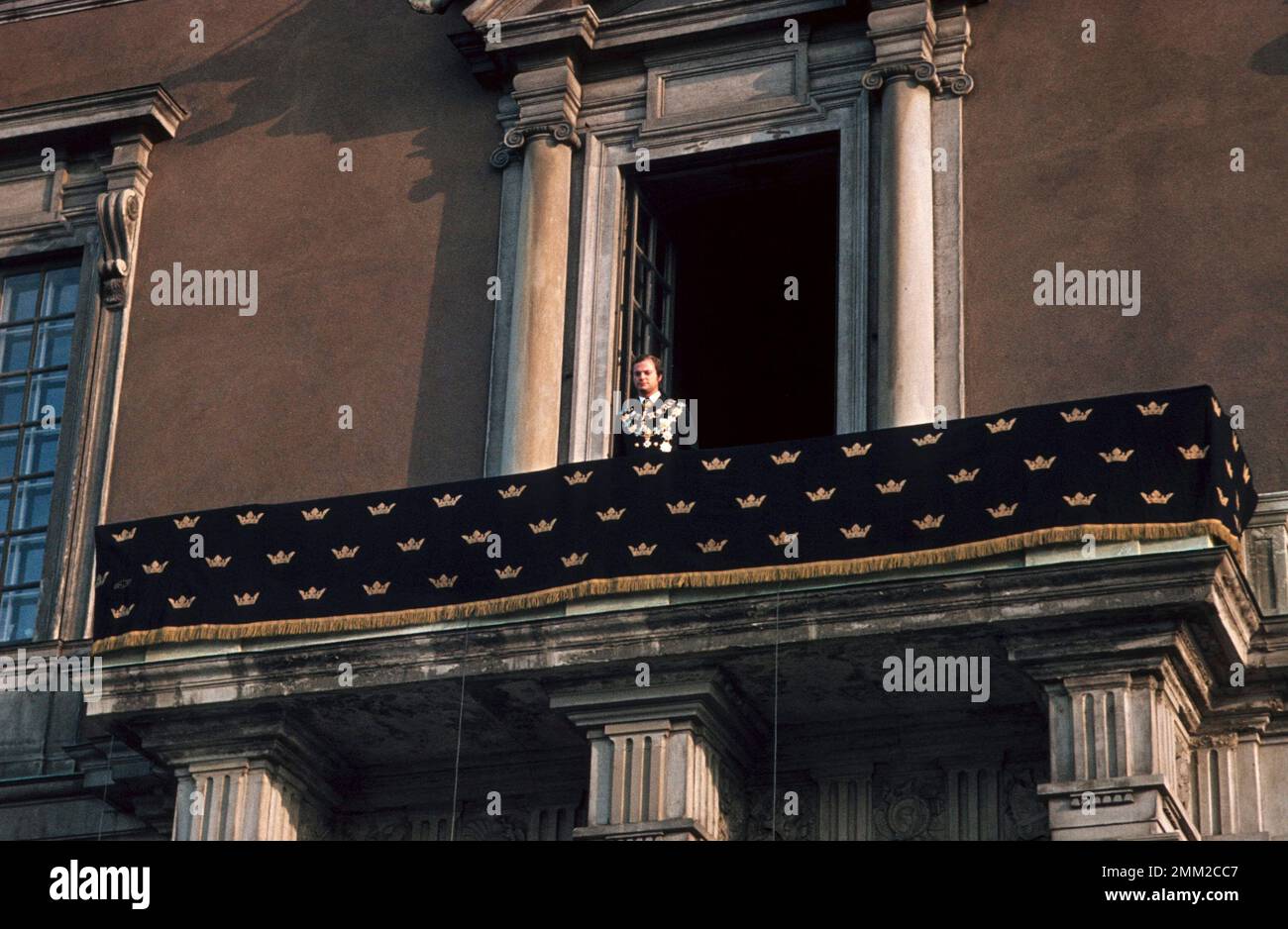 Carl XVI Gustaf, re di Svezia. Nato il 30 aprile 1946. Mercoledì 19 settembre 1973, il nuovo re giurò il giuramento reale davanti al governo nella camera del consiglio. Comparve poi davanti al Riksdag, al corpo diplomatico e alla Corte nel Rikssalen al Palazzo reale. Lì, secondo la tradizione, diede un discorso commemorativo per il monarca deceduto. Il Consiglio e la cerimonia del Rikssalen sono stati trasmessi in diretta in TV. Più di 25.000 persone si erano riunite a Norrbro per rendere omaggio e ricevere il nuovo reggente, Carl XVI Gustaf. Il re adottò "per la Svezia - nel tempo" come l'electio Foto Stock