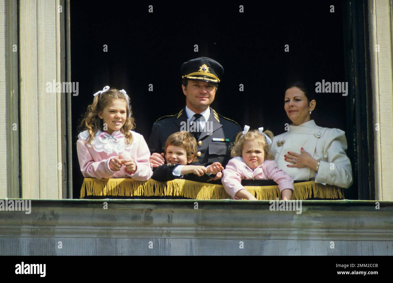 Carl XVI Gustaf, re di Svezia. Nato il 30 aprile 1946. Il re Carlo XVI Gustaf in una finestra del castello reale di Stoccolma il giorno del suo 40th° compleanno 30 aprile 1986. Regina Silvia con i loro figli Victoria, Carl Philip e Madeleine. Foto Stock