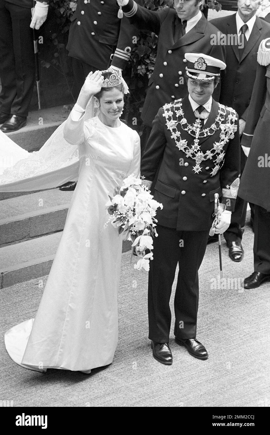 Matrimonio di Carlo XVI Gustaf e Silvia Sommerlath. Carl XVI Gustaf, re di Svezia. Nato il 30 aprile 1946. Il matrimonio 19 giugno 1976. La regina Silvia e il re Carl XVI Gustaf dopo la cerimonia nuziale a Storkyrkan a Stoccolma. rif BV7-2 Foto Stock