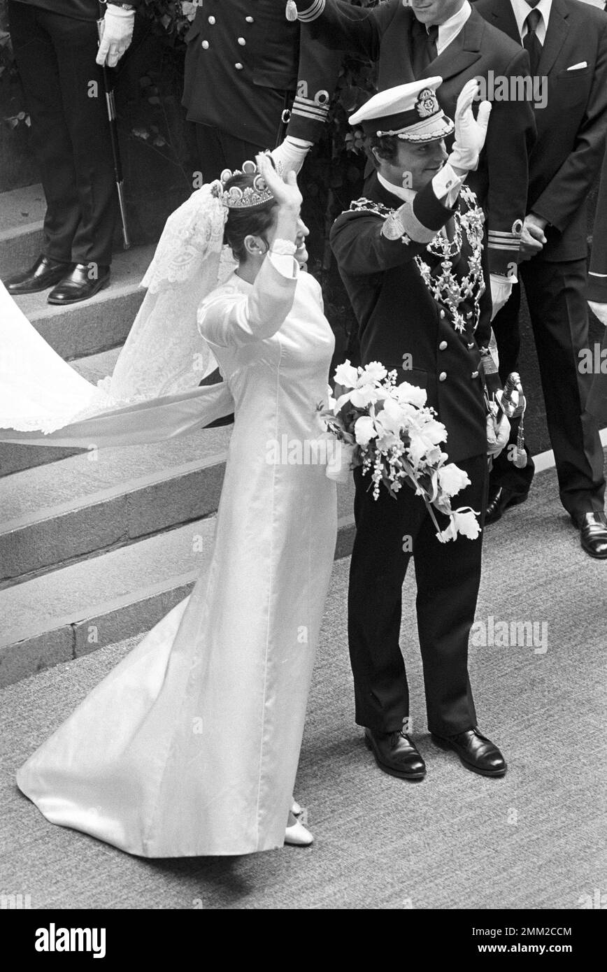 Matrimonio di Carlo XVI Gustaf e Silvia Sommerlath. Carl XVI Gustaf, re di Svezia. Nato il 30 aprile 1946. Il matrimonio 19 giugno 1976. La regina Silvia e il re Carl XVI Gustaf dopo la cerimonia nuziale a Storkyrkan a Stoccolma. rif BV7-3 Foto Stock