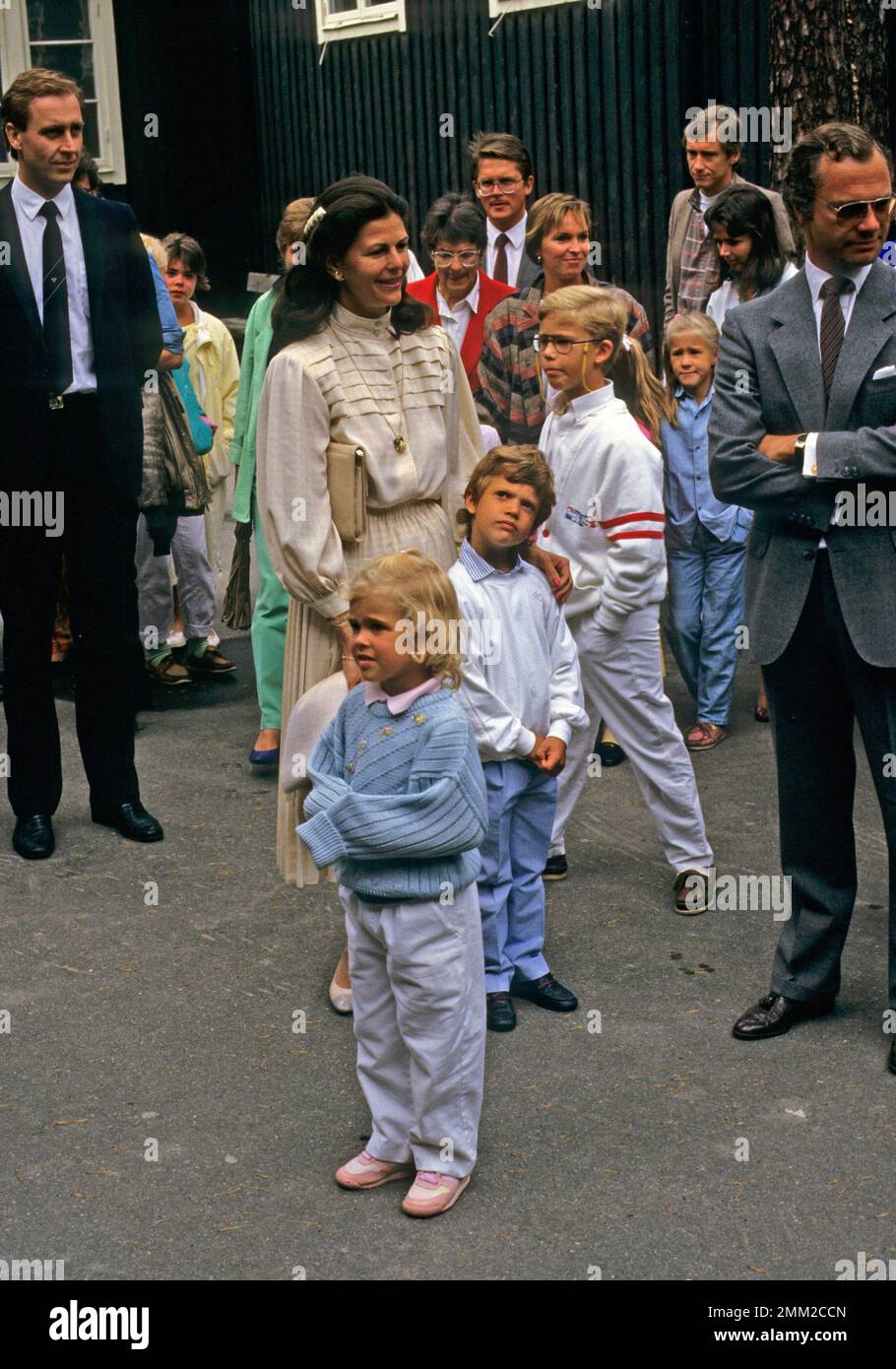 Carl XVI Gustaf, re di Svezia. Nato il 30 aprile 1946. Il re Carl XVI Gustaf e la regina Silvia con il principe Carl Philip, accompagnandolo il suo primo giorno a scuola Smedslättsskolan Bromma 1986. Foto Stock