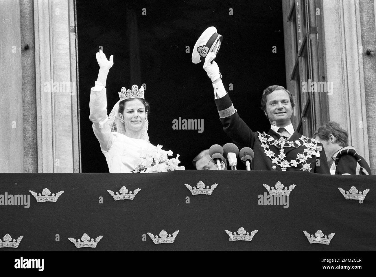 Matrimonio di Carlo XVI Gustaf e Silvia Sommerlath. Carl XVI Gustaf, re di Svezia. Nato il 30 aprile 1946. Il matrimonio 19 giugno 1976 a Stoccolma. Regina Silvia nel suo abito da sposa con re Carl XVI Gustaf. rif BV11 Foto Stock