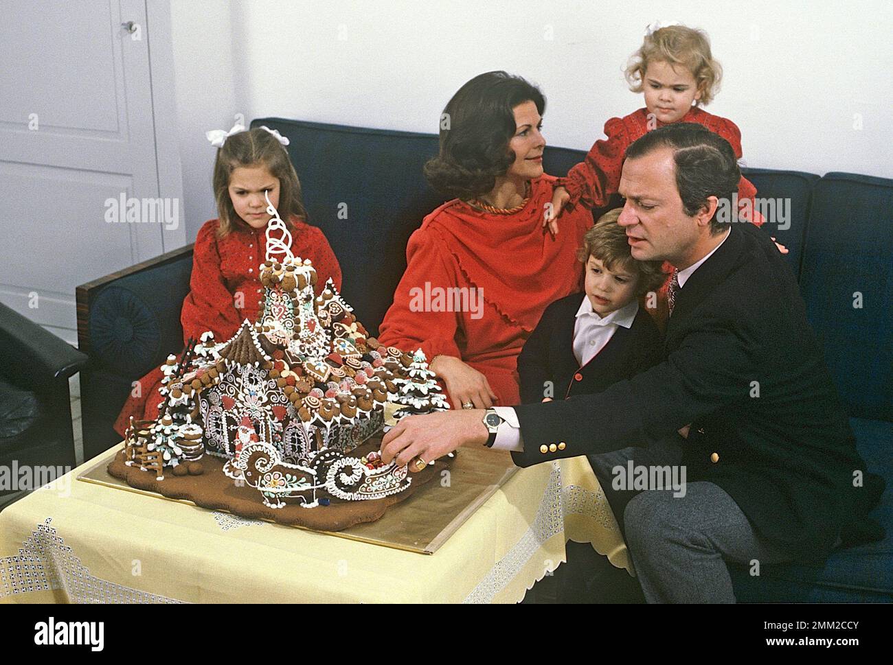 Carl XVI Gustaf, re di Svezia. Nato il 30 aprile 1946. Il re Carl XVI Gustaf, la regina Silvia i loro figli, la principessa Madeleine, la principessa corona Victoria, il principe Carl Philip, durante la sessione fotografica annuale di natale, quest'anno 1984 con una casa di pan di zenzero come decorazione. Foto Stock