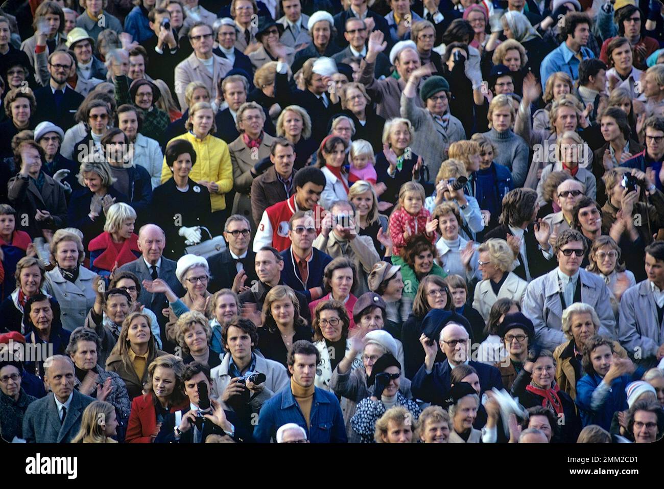Carl XVI Gustaf, re di Svezia. Nato il 30 aprile 1946. Mercoledì 19 settembre 1973, il nuovo re giurò il giuramento reale davanti al governo nella camera del consiglio. Comparve poi davanti al Riksdag, al corpo diplomatico e alla Corte nel Rikssalen al Palazzo reale. Lì, secondo la tradizione, diede un discorso commemorativo per il monarca deceduto. Il Consiglio e la cerimonia del Rikssalen sono stati trasmessi in diretta in TV. Più di 25.000 persone si erano riunite a Norrbro per rendere omaggio e ricevere il nuovo reggente, Carl XVI Gustaf. Il re adottò "per la Svezia - nel tempo" come l'electio Foto Stock