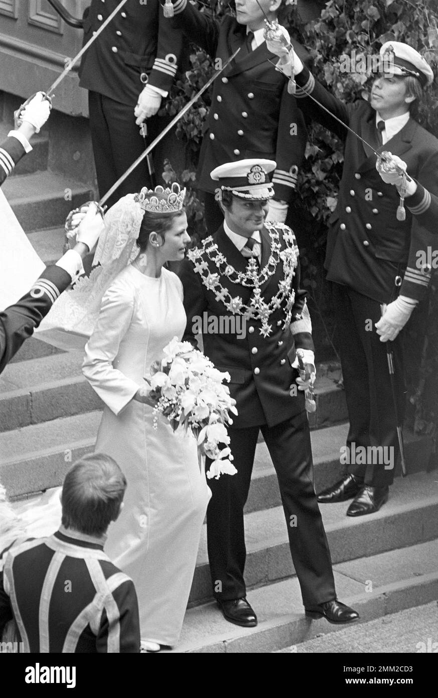 Matrimonio di Carlo XVI Gustaf e Silvia Sommerlath. Carl XVI Gustaf, re di Svezia. Nato il 30 aprile 1946. Il matrimonio 19 giugno 1976. La regina Silvia e il re Carl XVI Gustaf dopo la cerimonia nuziale a Storkyrkan a Stoccolma. rif BV7-3 Foto Stock