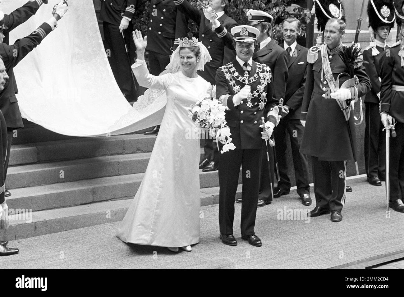 Matrimonio di Carlo XVI Gustaf e Silvia Sommerlath. Carl XVI Gustaf, re di Svezia. Nato il 30 aprile 1946. Il matrimonio 19 giugno 1976. La regina Silvia e il re Carl XVI Gustaf dopo la cerimonia nuziale a Storkyrkan a Stoccolma. rif BV8-3 Foto Stock