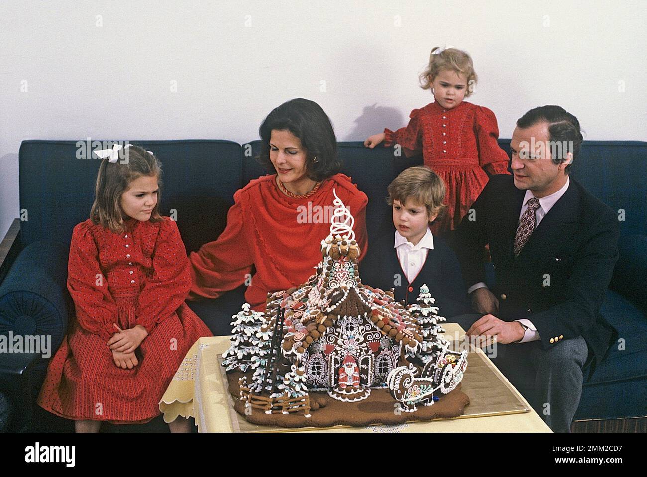 Carl XVI Gustaf, re di Svezia. Nato il 30 aprile 1946. Il re Carl XVI Gustaf, la regina Silvia i loro figli, la principessa Madeleine, la principessa corona Victoria, il principe Carl Philip, durante la sessione fotografica annuale di natale, quest'anno 1984 con una casa di pan di zenzero come decorazione. Foto Stock