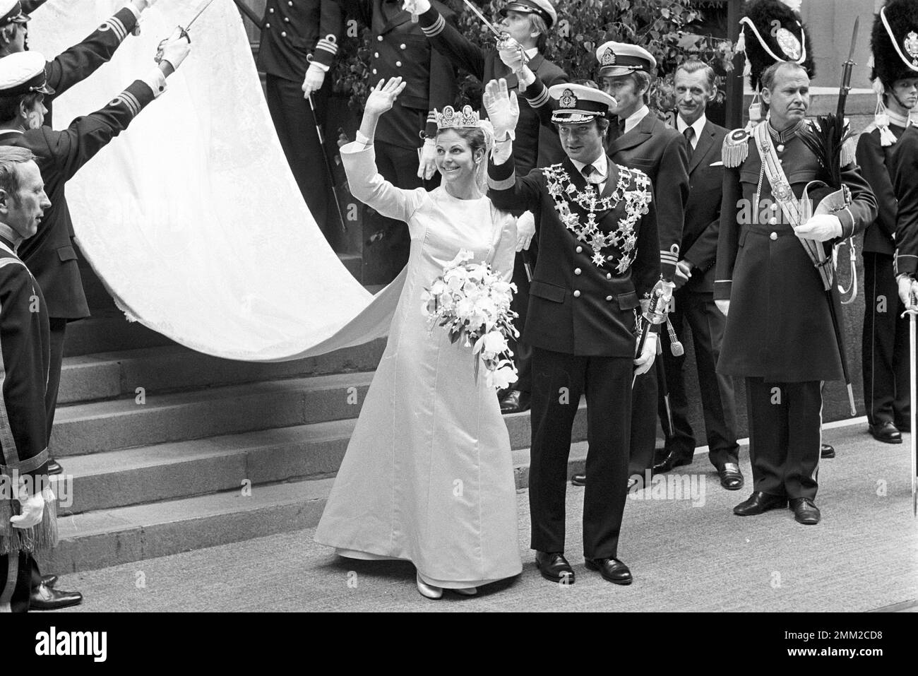 Matrimonio di Carlo XVI Gustaf e Silvia Sommerlath. Carl XVI Gustaf, re di Svezia. Nato il 30 aprile 1946. Il matrimonio 19 giugno 1976. La regina Silvia e il re Carl XVI Gustaf dopo la cerimonia nuziale a Storkyrkan a Stoccolma. rif BV8-3 Foto Stock