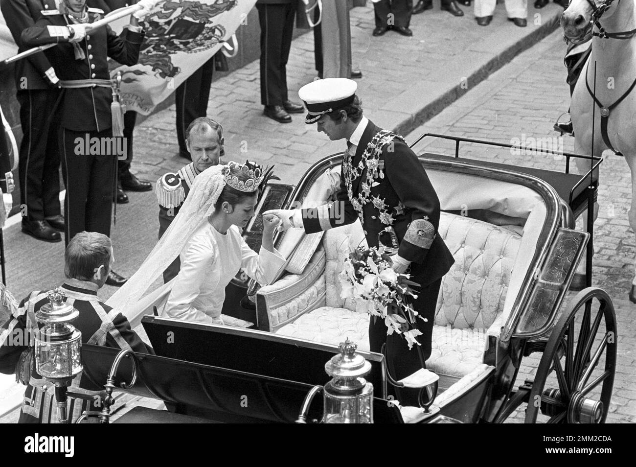 Matrimonio di Carlo XVI Gustaf e Silvia Sommerlath. Carl XVI Gustaf, re di Svezia. Nato il 30 aprile 1946. Il matrimonio 19 giugno 1976. La regina Silvia e il re Carl XVI Gustaf dopo la cerimonia nuziale a Storkyrkan a Stoccolma. rif BV7-5,6 Foto Stock