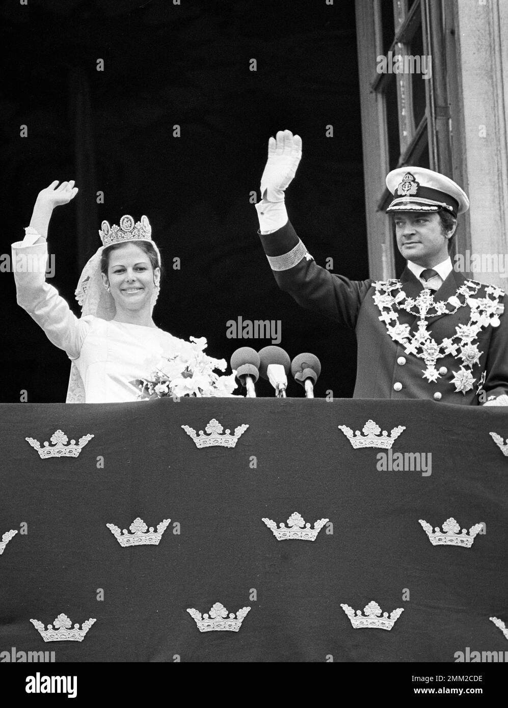 Matrimonio di Carlo XVI Gustaf e Silvia Sommerlath. Carl XVI Gustaf, re di Svezia. Nato il 30 aprile 1946. Il matrimonio 19 giugno 1976 a Stoccolma. Regina Silvia nel suo abito da sposa con re Carl XVI Gustaf. rif BV11 Foto Stock