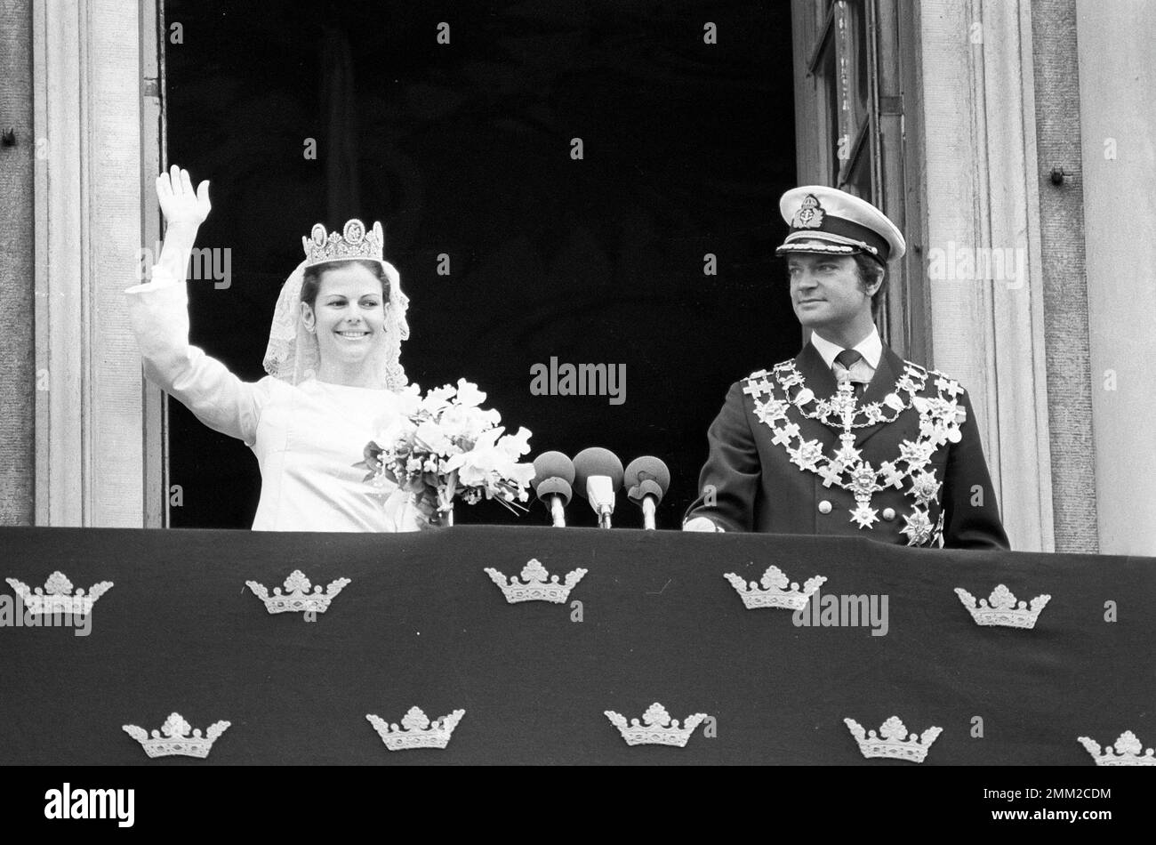 Matrimonio di Carlo XVI Gustaf e Silvia Sommerlath. Carl XVI Gustaf, re di Svezia. Nato il 30 aprile 1946. Il matrimonio 19 giugno 1976 a Stoccolma. Regina Silvia nel suo abito da sposa con re Carl XVI Gustaf. rif BV11 Foto Stock