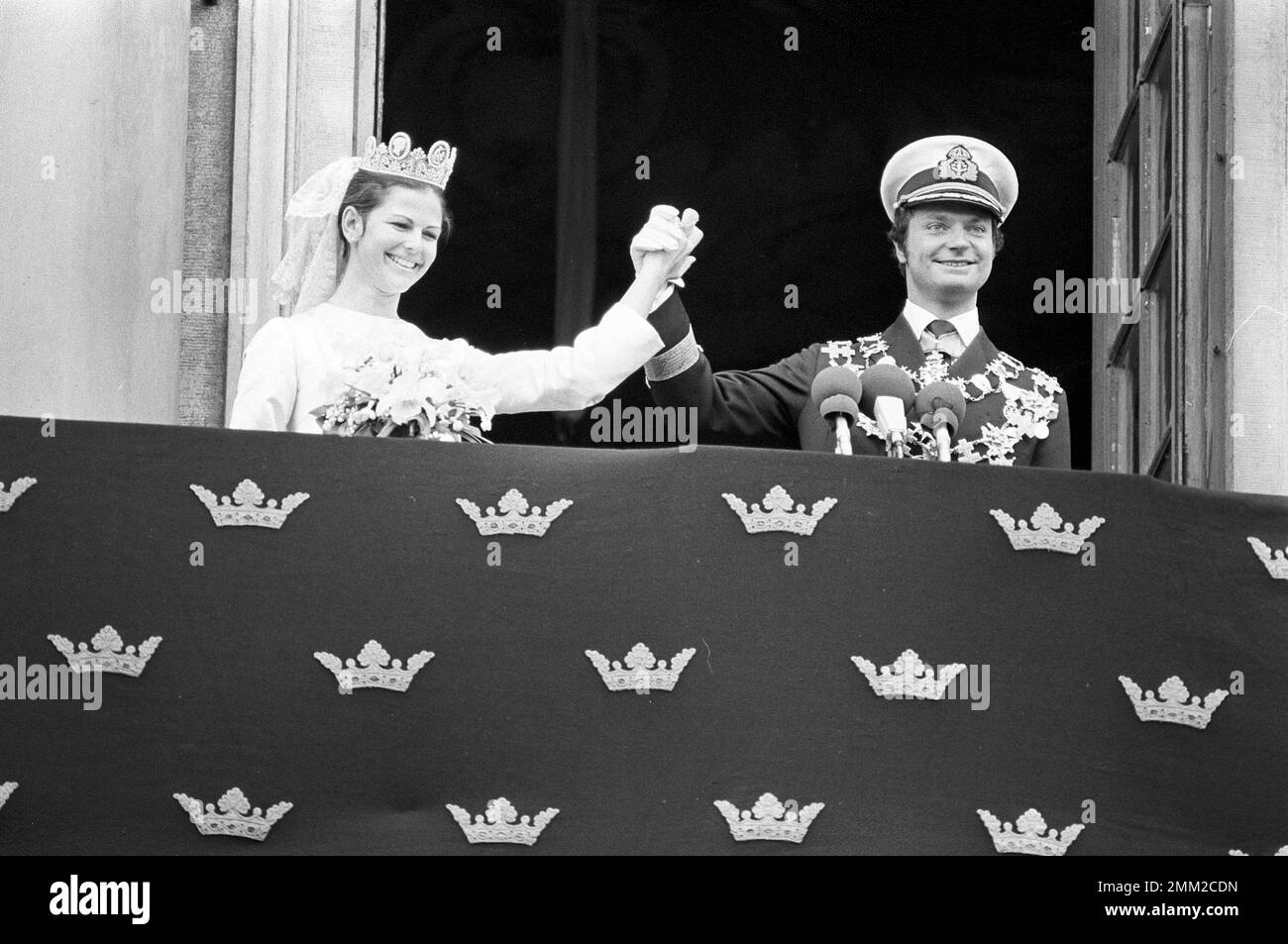 Matrimonio di Carlo XVI Gustaf e Silvia Sommerlath. Carl XVI Gustaf, re di Svezia. Nato il 30 aprile 1946. Il matrimonio 19 giugno 1976 a Stoccolma. Regina Silvia nel suo abito da sposa con re Carl XVI Gustaf. rif BV11 Foto Stock