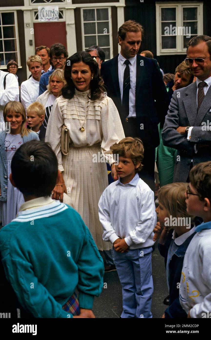 Carl XVI Gustaf, re di Svezia. Nato il 30 aprile 1946. Il re Carl XVI Gustaf e la regina Silvia con il principe Carl Philip, accompagnandolo il suo primo giorno a scuola Smedslättsskolan Bromma 1986. Foto Stock