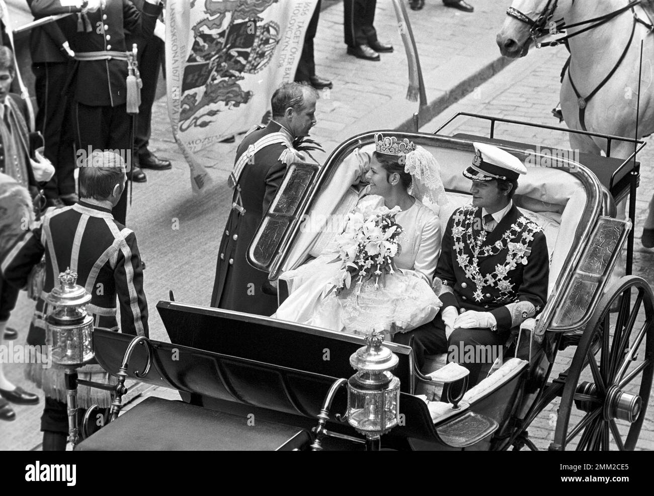 Matrimonio di Carlo XVI Gustaf e Silvia Sommerlath. Carl XVI Gustaf, re di Svezia. Nato il 30 aprile 1946. Il matrimonio 19 giugno 1976. La regina Silvia e il re Carl XVI Gustaf dopo la cerimonia nuziale a Storkyrkan a Stoccolma. rif BV7-5,6 Foto Stock