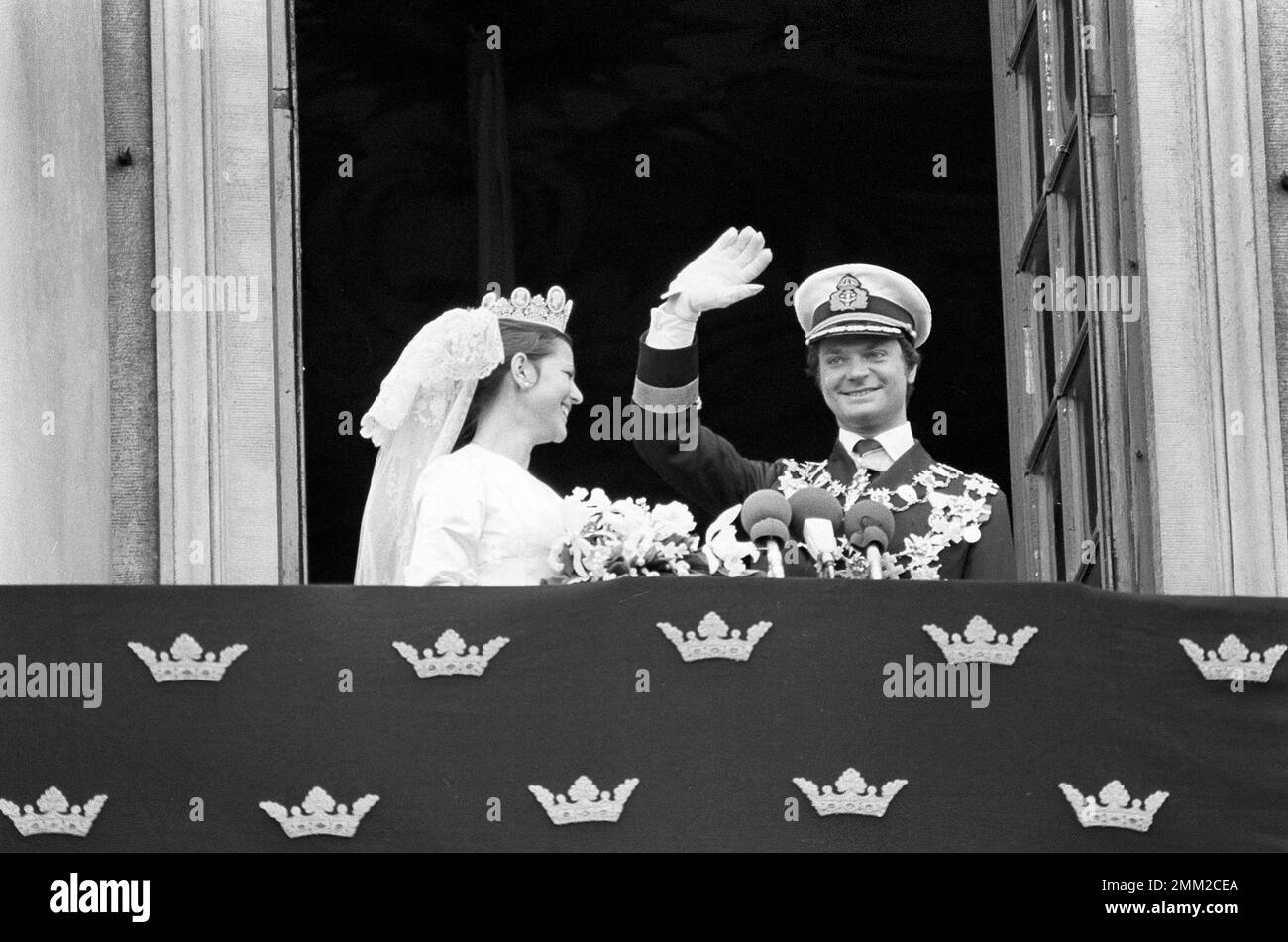 Matrimonio di Carlo XVI Gustaf e Silvia Sommerlath. Carl XVI Gustaf, re di Svezia. Nato il 30 aprile 1946. Il matrimonio 19 giugno 1976 a Stoccolma. Regina Silvia nel suo abito da sposa con re Carl XVI Gustaf. rif BV11 Foto Stock