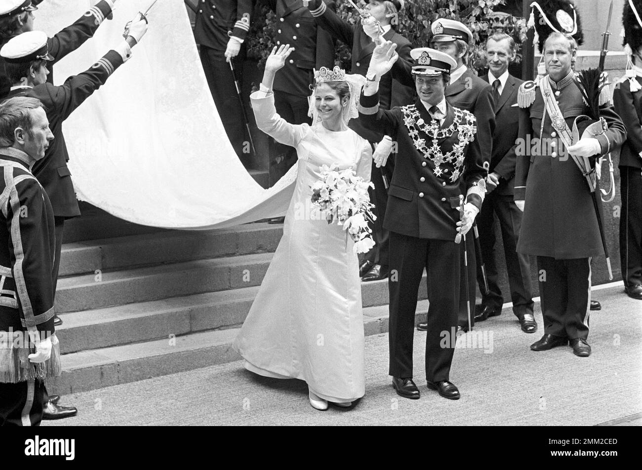 Matrimonio di Carlo XVI Gustaf e Silvia Sommerlath. Carl XVI Gustaf, re di Svezia. Nato il 30 aprile 1946. Il matrimonio 19 giugno 1976. La regina Silvia e il re Carl XVI Gustaf dopo la cerimonia nuziale a Storkyrkan a Stoccolma. rif BV8-3 Foto Stock