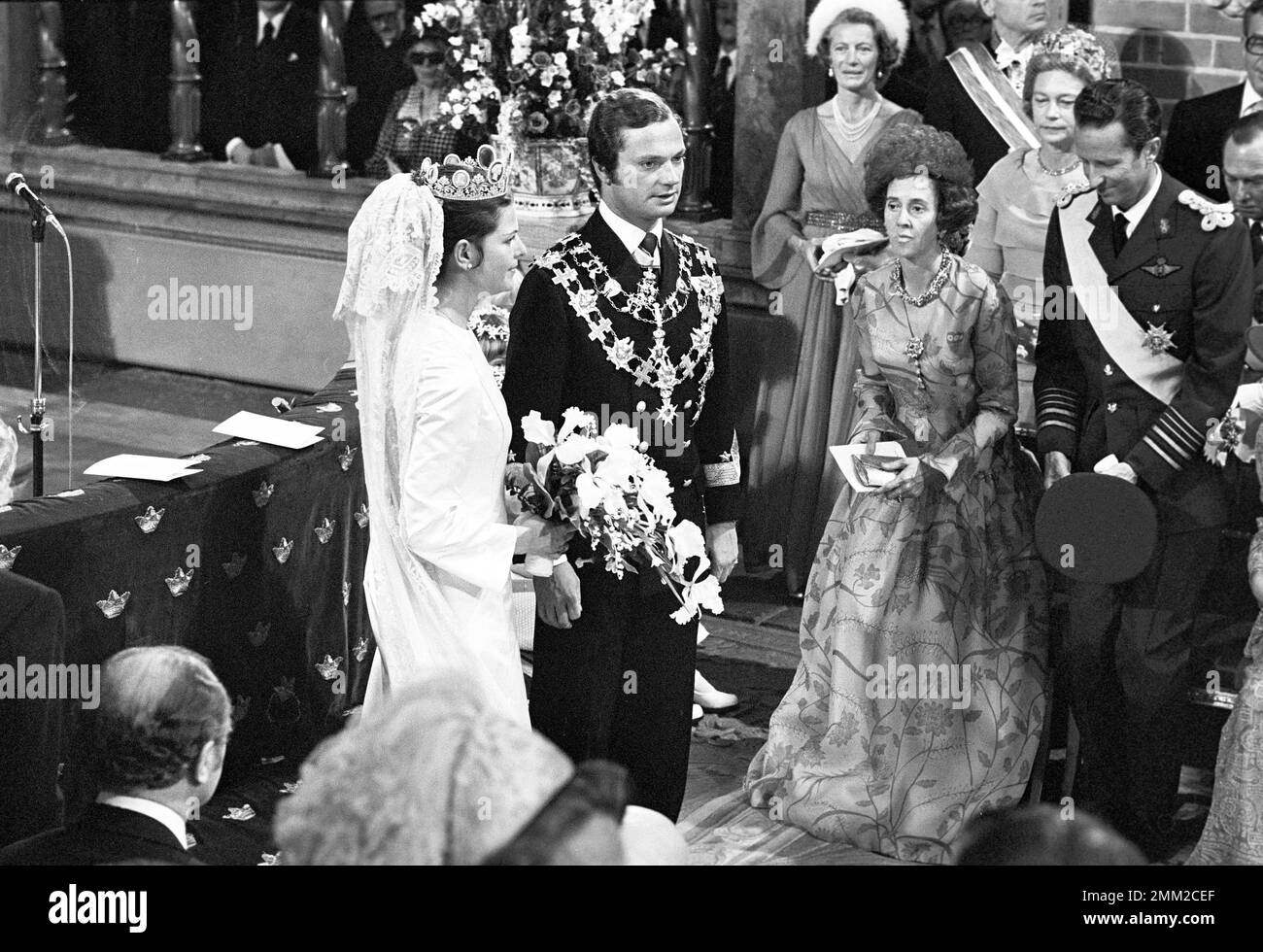Matrimonio di Carlo XVI Gustaf e Silvia Sommerlath. Carl XVI Gustaf, re di Svezia. Nato il 30 aprile 1946. Il matrimonio 19 giugno 1976. La regina Silvia e il re Carl XVI Gustaf durante la cerimonia nuziale a Storkyrkan a Stoccolma. rif BV7-2 Foto Stock
