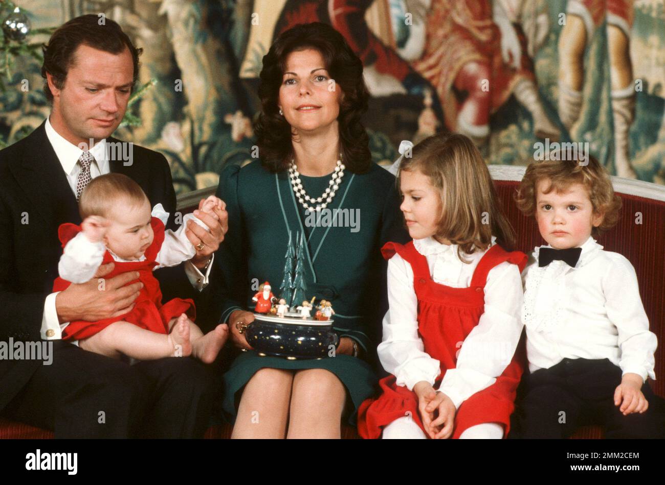 Carl XVI Gustaf, re di Svezia. Nato il 30 aprile 1946. Nella foto con la regina Silvia e i loro figli incoronano la principessa Victoria, il principe Carl Philip e la principessa Madeleine nel dicembre 1982. Foto Stock
