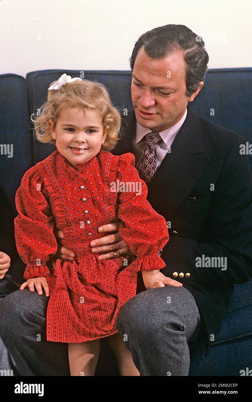 Carl XVI Gustaf, re di Svezia. Nato il 30 aprile 1946. Il re Carl XVI Gustafwith sua figlia principessa Madeleine durante la sessione fotografica annuale di natale. Foto Stock