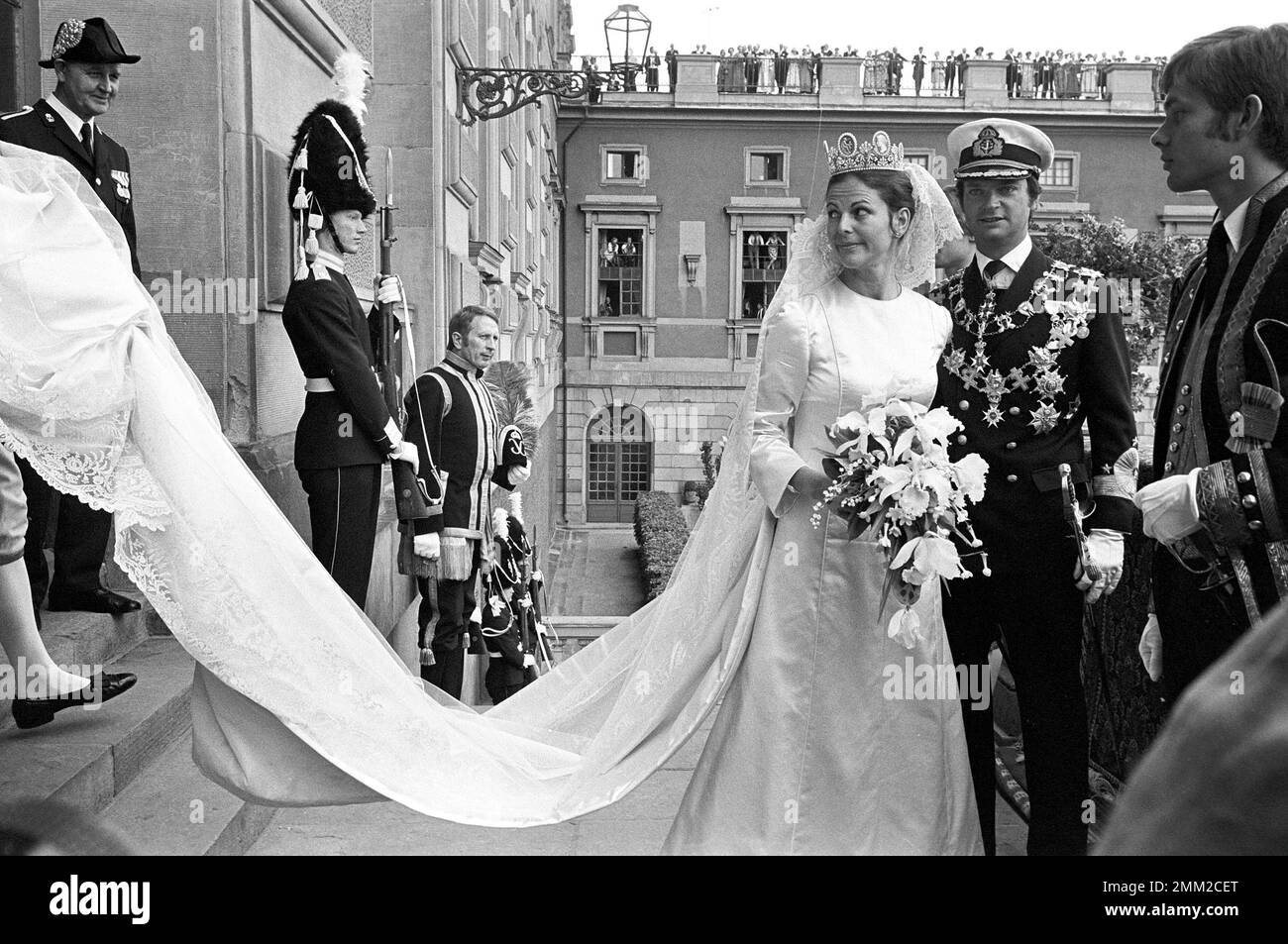Matrimonio di Carlo XVI Gustaf e Silvia Sommerlath. Carl XVI Gustaf, re di Svezia. Nato il 30 aprile 1946. Il matrimonio 19 giugno 1976 a Stoccolma. Regina Silvia nel suo abito da sposa con re Carl XVI Gustaf. BV17 Foto Stock