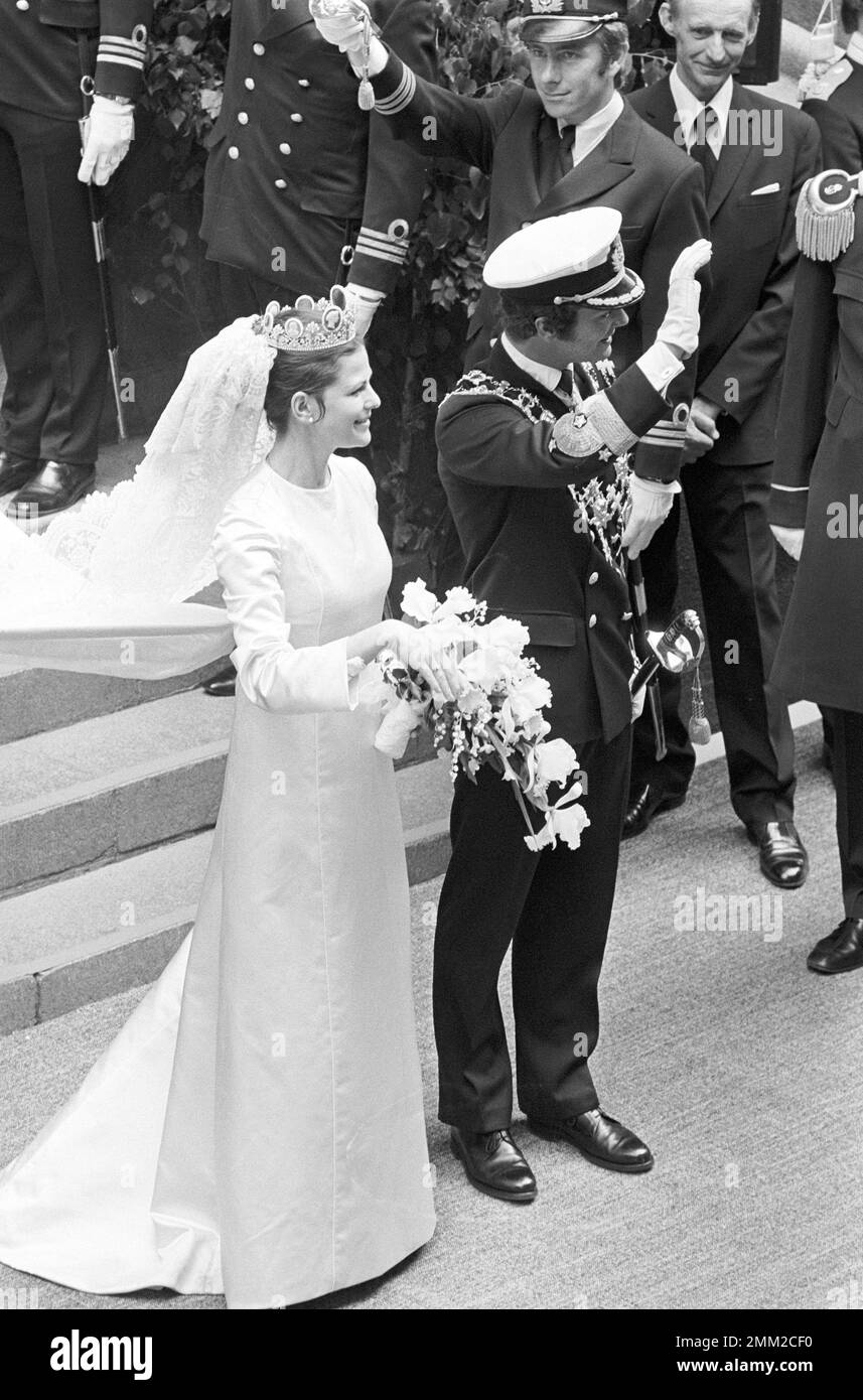 Matrimonio di Carlo XVI Gustaf e Silvia Sommerlath. Carl XVI Gustaf, re di Svezia. Nato il 30 aprile 1946. Il matrimonio 19 giugno 1976. La regina Silvia e il re Carl XVI Gustaf dopo la cerimonia nuziale a Storkyrkan a Stoccolma. rif BV7-3 Foto Stock