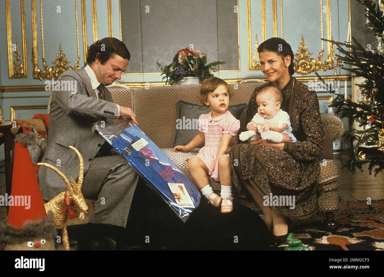 Carl XVI Gustaf, re di Svezia. Nato il 30 aprile 1946. Raffigurato con la regina Silvia e le loro figlie corona principessa Victoria e principessa Madeleine a natale 1979 dicembre. Foto Stock