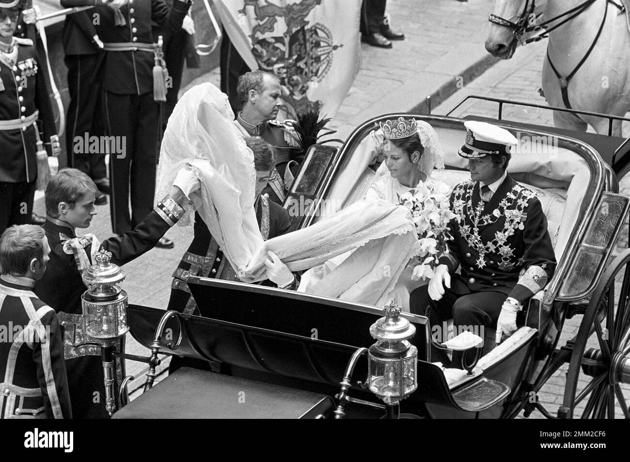 Matrimonio di Carlo XVI Gustaf e Silvia Sommerlath. Carl XVI Gustaf, re di Svezia. Nato il 30 aprile 1946. Il matrimonio 19 giugno 1976. La regina Silvia e il re Carl XVI Gustaf dopo la cerimonia nuziale a Storkyrkan a Stoccolma. rif BV7-5,6 Foto Stock