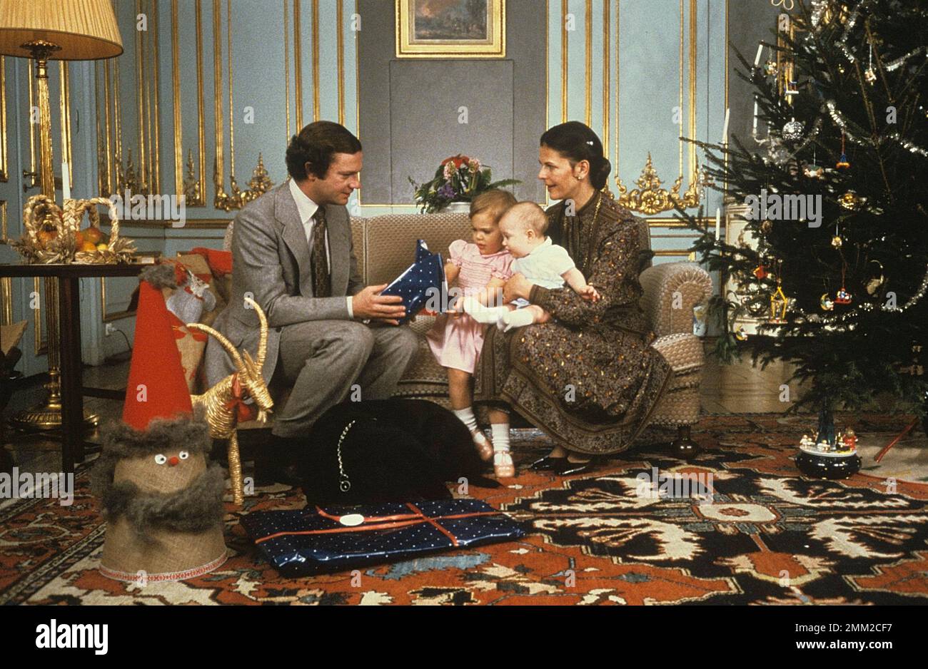 Carl XVI Gustaf, re di Svezia. Nato il 30 aprile 1946. Raffigurato con la regina Silvia e le loro figlie corona principessa Victoria e principessa Madeleine a natale 1979 dicembre. Foto Stock