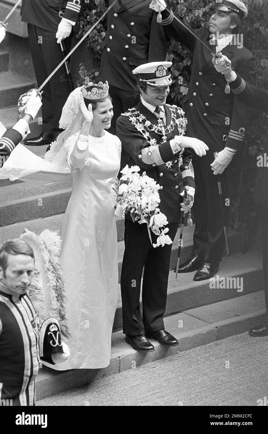 Matrimonio di Carlo XVI Gustaf e Silvia Sommerlath. Carl XVI Gustaf, re di Svezia. Nato il 30 aprile 1946. Il matrimonio 19 giugno 1976. La regina Silvia e il re Carl XVI Gustaf dopo la cerimonia nuziale a Storkyrkan a Stoccolma. rif BV7-3 Foto Stock