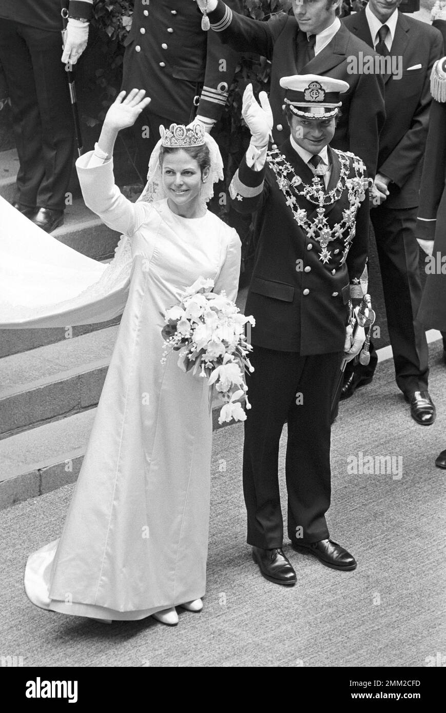 Matrimonio di Carlo XVI Gustaf e Silvia Sommerlath. Carl XVI Gustaf, re di Svezia. Nato il 30 aprile 1946. Il matrimonio 19 giugno 1976. La regina Silvia e il re Carl XVI Gustaf dopo la cerimonia nuziale a Storkyrkan a Stoccolma. rif BV7-3 Foto Stock