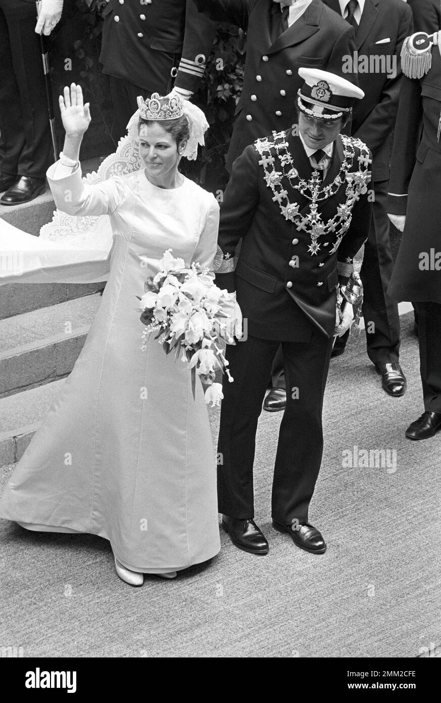 Matrimonio di Carlo XVI Gustaf e Silvia Sommerlath. Carl XVI Gustaf, re di Svezia. Nato il 30 aprile 1946. Il matrimonio 19 giugno 1976. La regina Silvia e il re Carl XVI Gustaf dopo la cerimonia nuziale a Storkyrkan a Stoccolma. rif BV7-3 Foto Stock