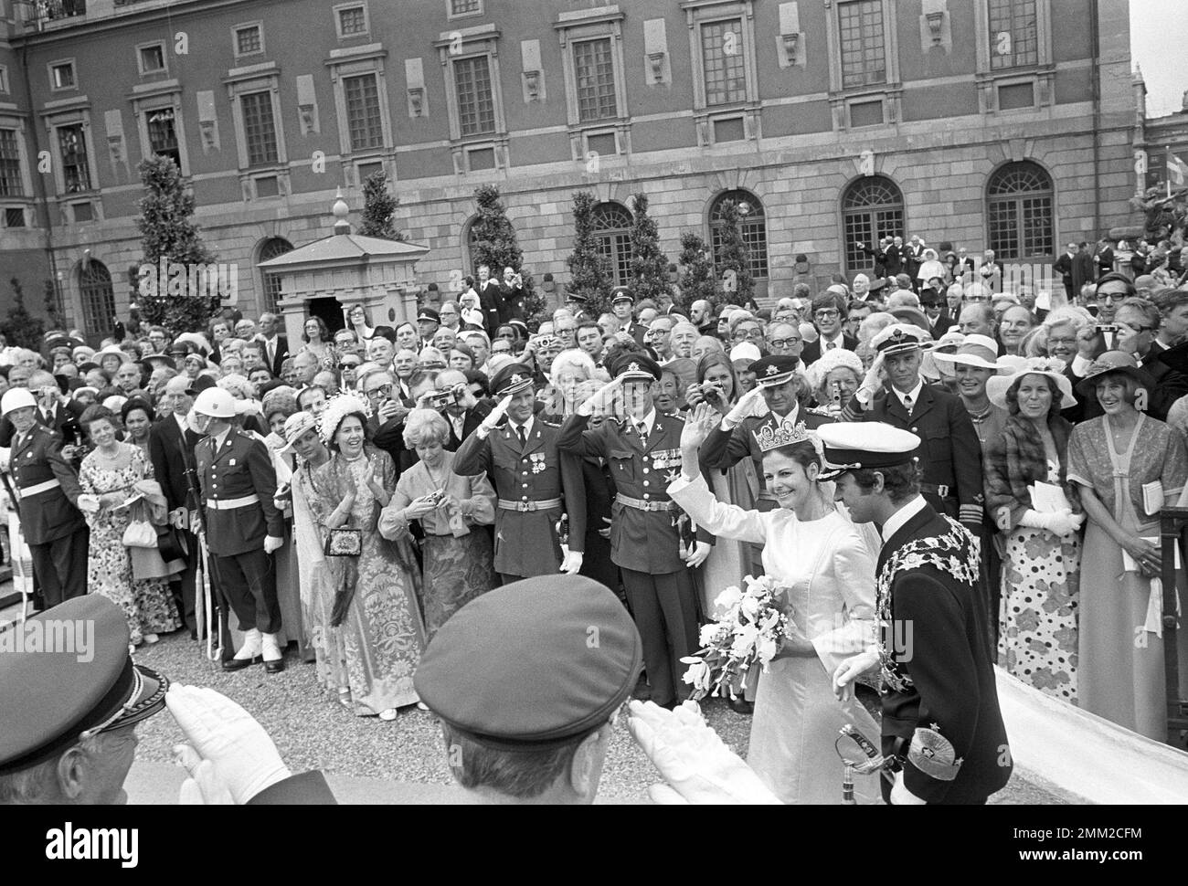 Matrimonio di Carlo XVI Gustaf e Silvia Sommerlath. Carl XVI Gustaf, re di Svezia. Nato il 30 aprile 1946. Il matrimonio 19 giugno 1976 a Stoccolma. Regina Silvia nel suo abito da sposa con re Carl XVI Gustaf. rif BV17 Foto Stock