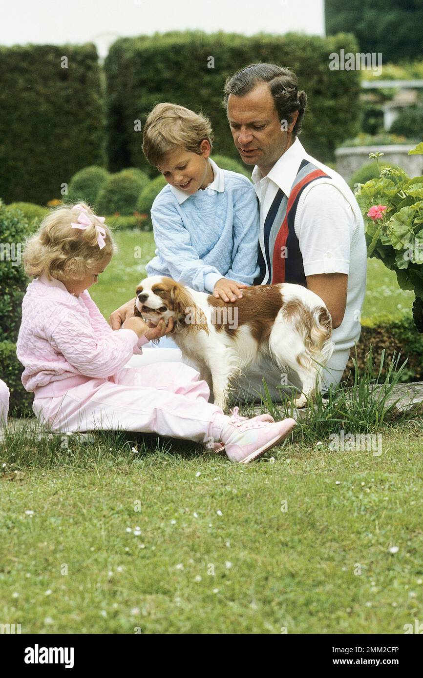 Carl XVI Gustaf, re di Svezia. Nato il 30 aprile 1946. Il re Carlo XVI con la principessa Madeleine e il principe Carl Philip, nel parco della loro residenza estiva Solliden sull'isola Öland 1985. Foto Stock