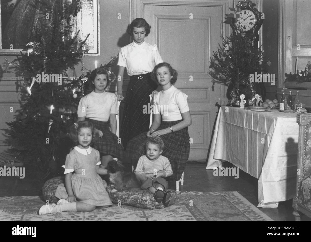 Carl XVI Gustaf, re di Svezia. Nato il 30 aprile 1946. Raffigurato da bambino al castello di Haga a Stoccolma nel 1949 con le sue sorelle principesse Christina, Birgitta, Desiree e Margaretha all'albero di natale. Foto Stock