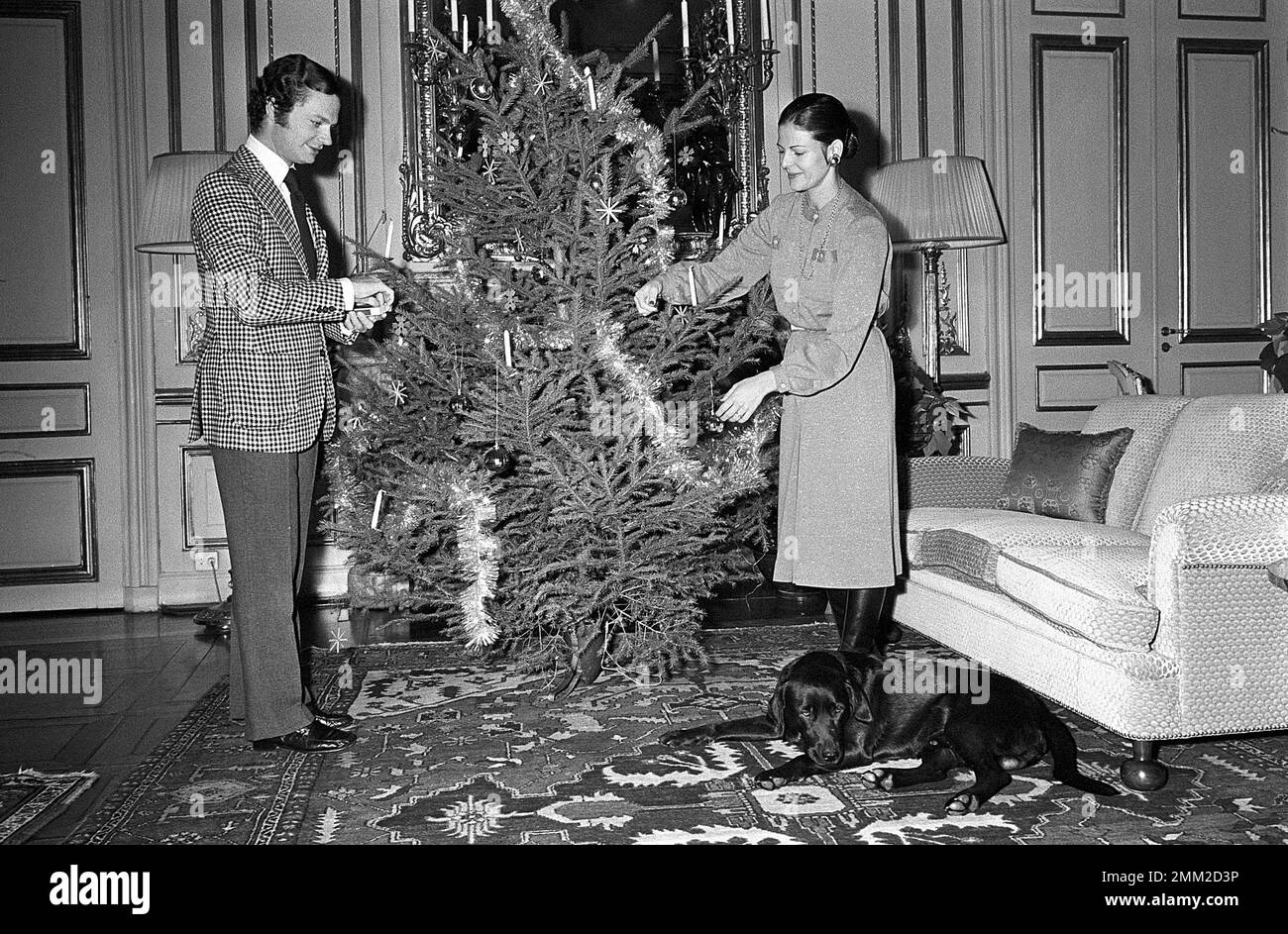 Carl XVI Gustaf, re di Svezia. Nato il 30 aprile 1946. Raffigurato con la regina Silvia alla sessione fotografica annuale di natale 1976 che è stato il loro primo natale insieme come coppia sposata. rif BV31-1 Foto Stock