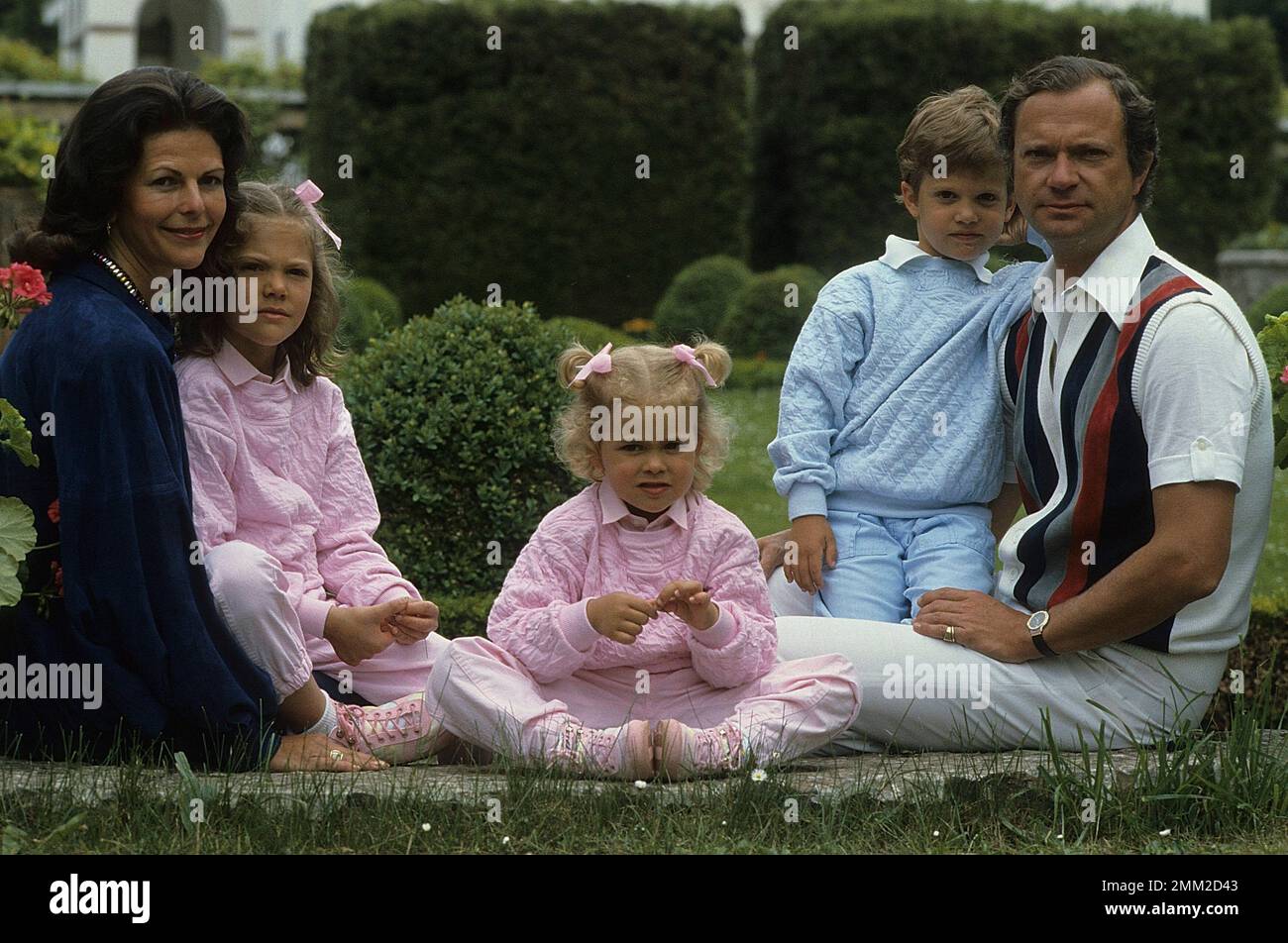 Carl XVI Gustaf, re di Svezia. Nato il 30 aprile 1946. Il re Carlo XVI Gustaf Regina Silvia i loro figli, principessa Madeleine, principessa corona Victoria, principe Carl Philip, sull'isola Öland 1985. Foto Stock