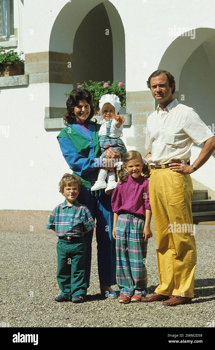 Carl XVI Gustaf, re di Svezia. Nato il 30 aprile 1946. Il re Carlo XVI Gustaf e la regina Silvia con i loro figli principessa Madeleine, principessa corona Victoria, principe Carl Philip, nella foto al castello di Solliden Öland in occasione delle celebrazioni per il compleanno di Victorias 1983. Foto Stock