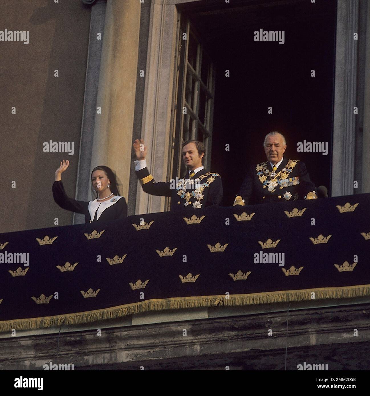 Carl XVI Gustaf, re di Svezia. Nato il 30 aprile 1946. Mercoledì 19 settembre 1973, il nuovo re giurò il giuramento reale davanti al governo nella camera del consiglio. Comparve poi davanti al Riksdag, al corpo diplomatico e alla Corte nel Rikssalen al Palazzo reale. Lì, secondo la tradizione, diede un discorso commemorativo per il monarca deceduto. Il Consiglio e la cerimonia del Rikssalen sono stati trasmessi in diretta in TV. Più di 25.000 persone si erano riunite a Norrbro per rendere omaggio e ricevere il nuovo reggente, Carl XVI Gustaf. Il re adottò "per la Svezia - nel tempo" come l'electio Foto Stock